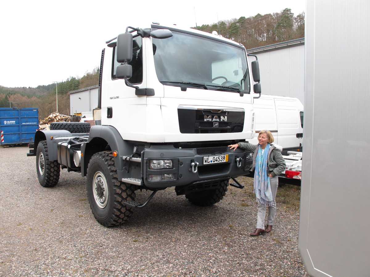 Bettina vor Fahrzeugfront