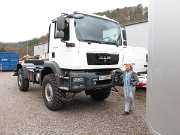 Bettina vor Fahrzeugfront